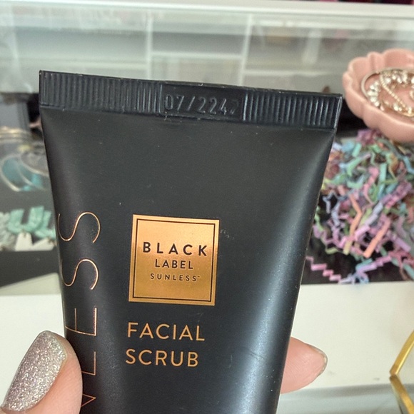 Sunless Black Label Facial Scrub - Black & Gold - Picture 3 of 7